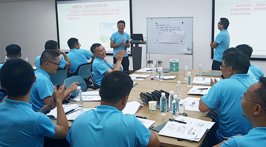 金沙1963学员们在课上进行小组作业课堂展示